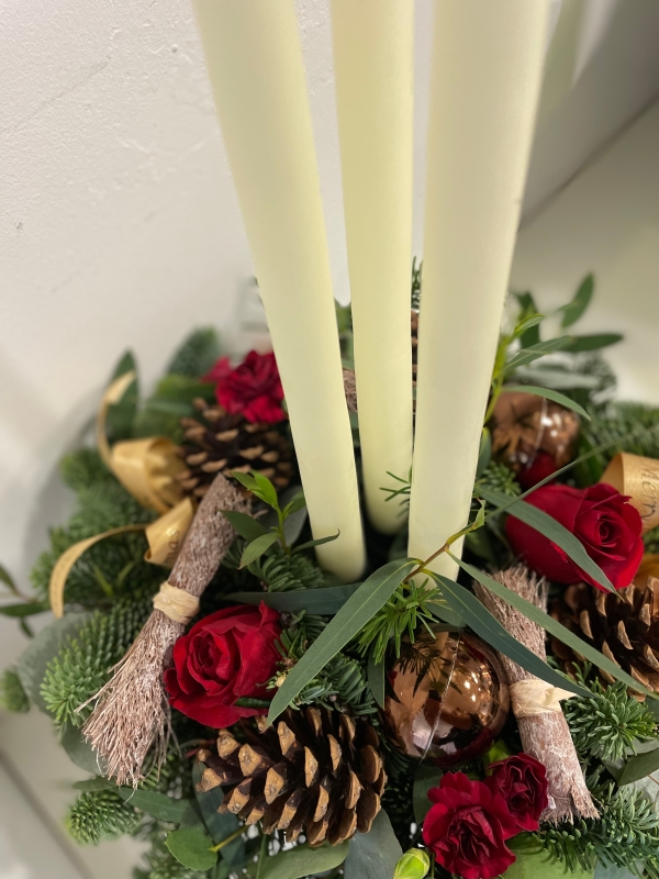 Christmas table centre Red and gold with 3x tall candles