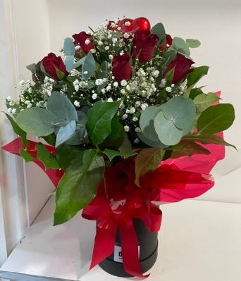 Mini handtied bouquet of 12x roses in water and boxed