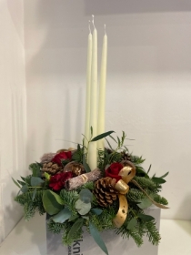 Christmas table centre Red and gold with 3x tall candles