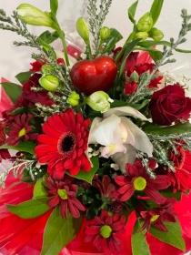 St Valentine’s Day hat box mini handtied bouquet